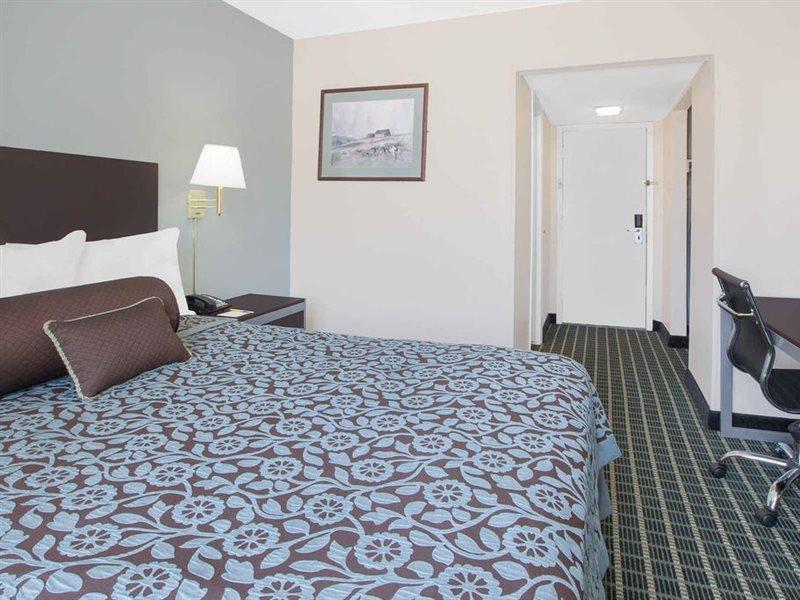 Days Inn By Wyndham Market Center Dallas Love Field Exterior photo