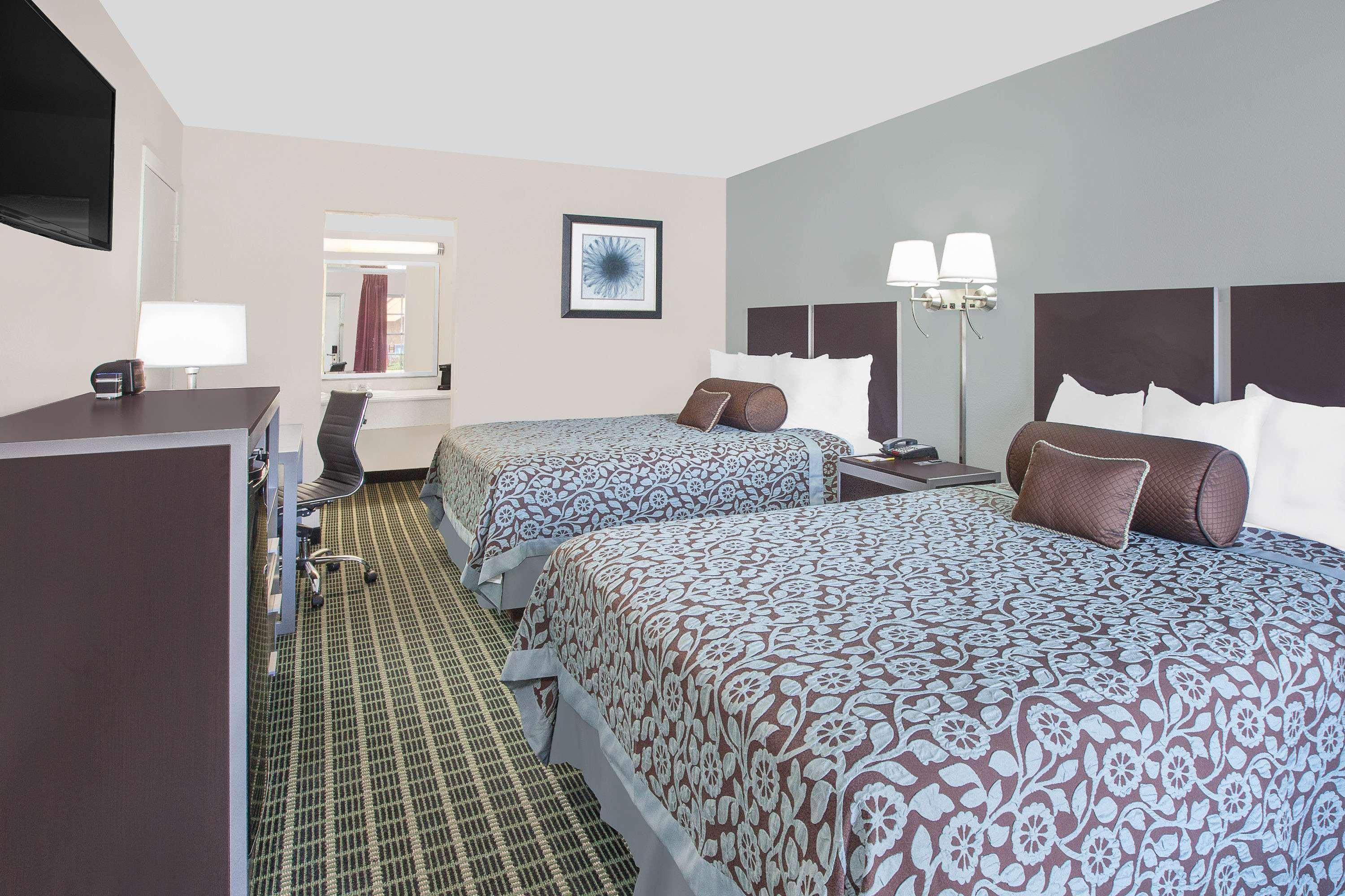 Days Inn By Wyndham Market Center Dallas Love Field Exterior photo
