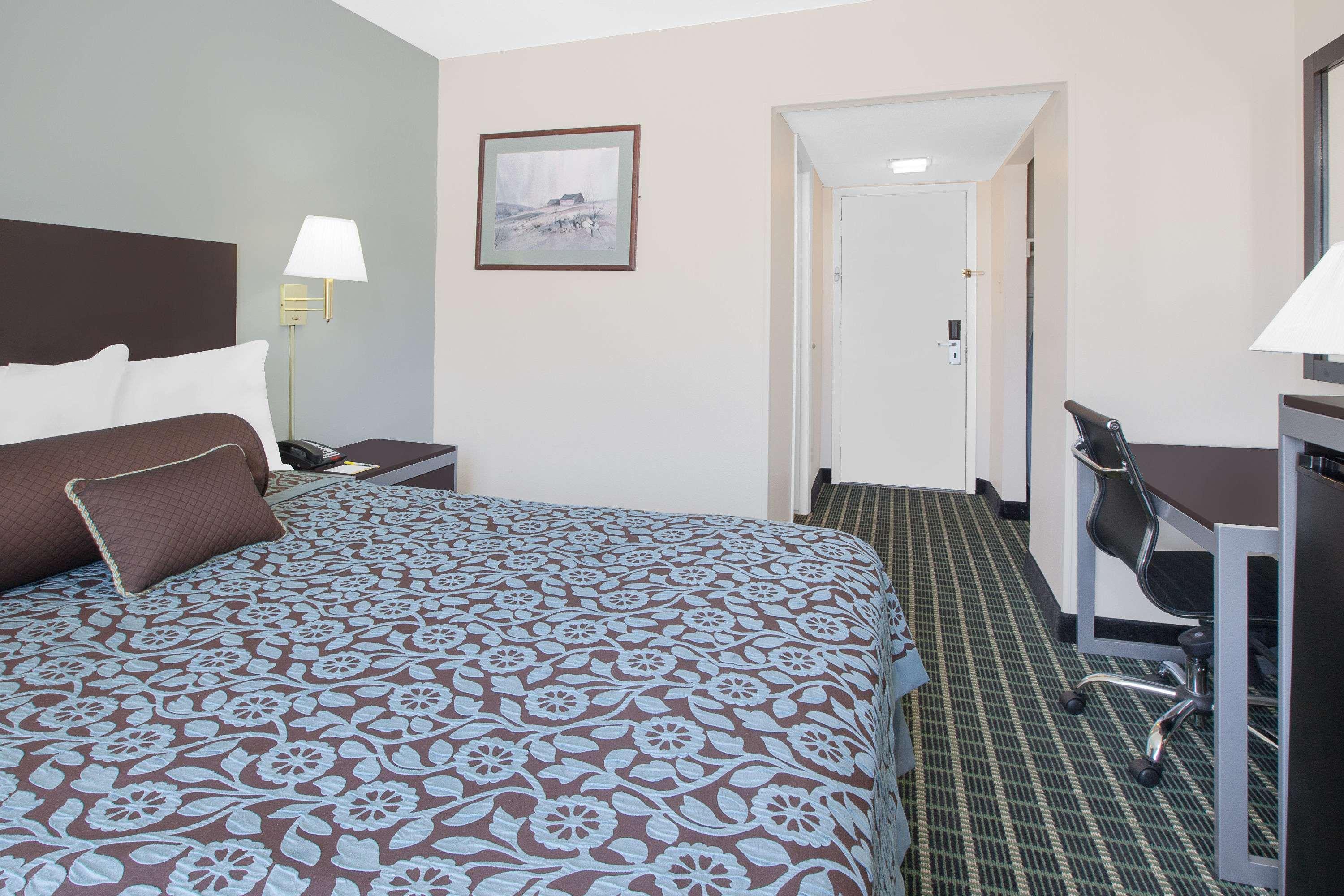 Days Inn By Wyndham Market Center Dallas Love Field Exterior photo