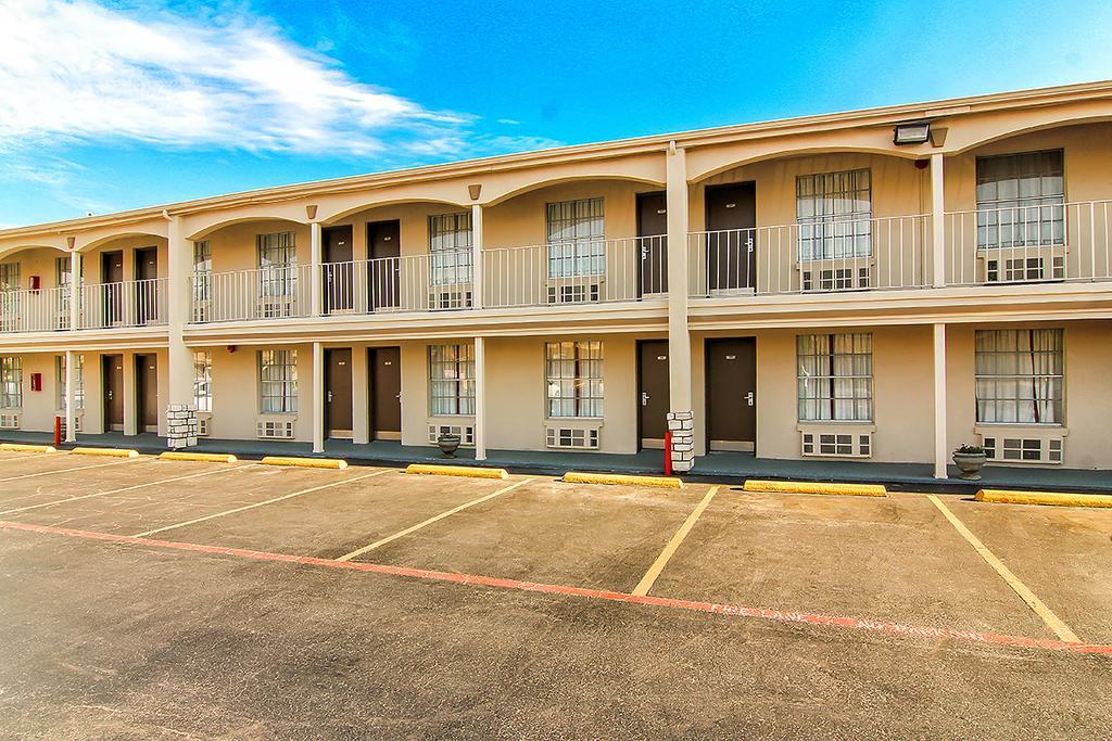 Days Inn By Wyndham Market Center Dallas Love Field Exterior photo