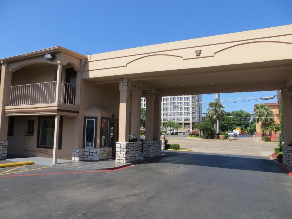 Days Inn By Wyndham Market Center Dallas Love Field Exterior photo