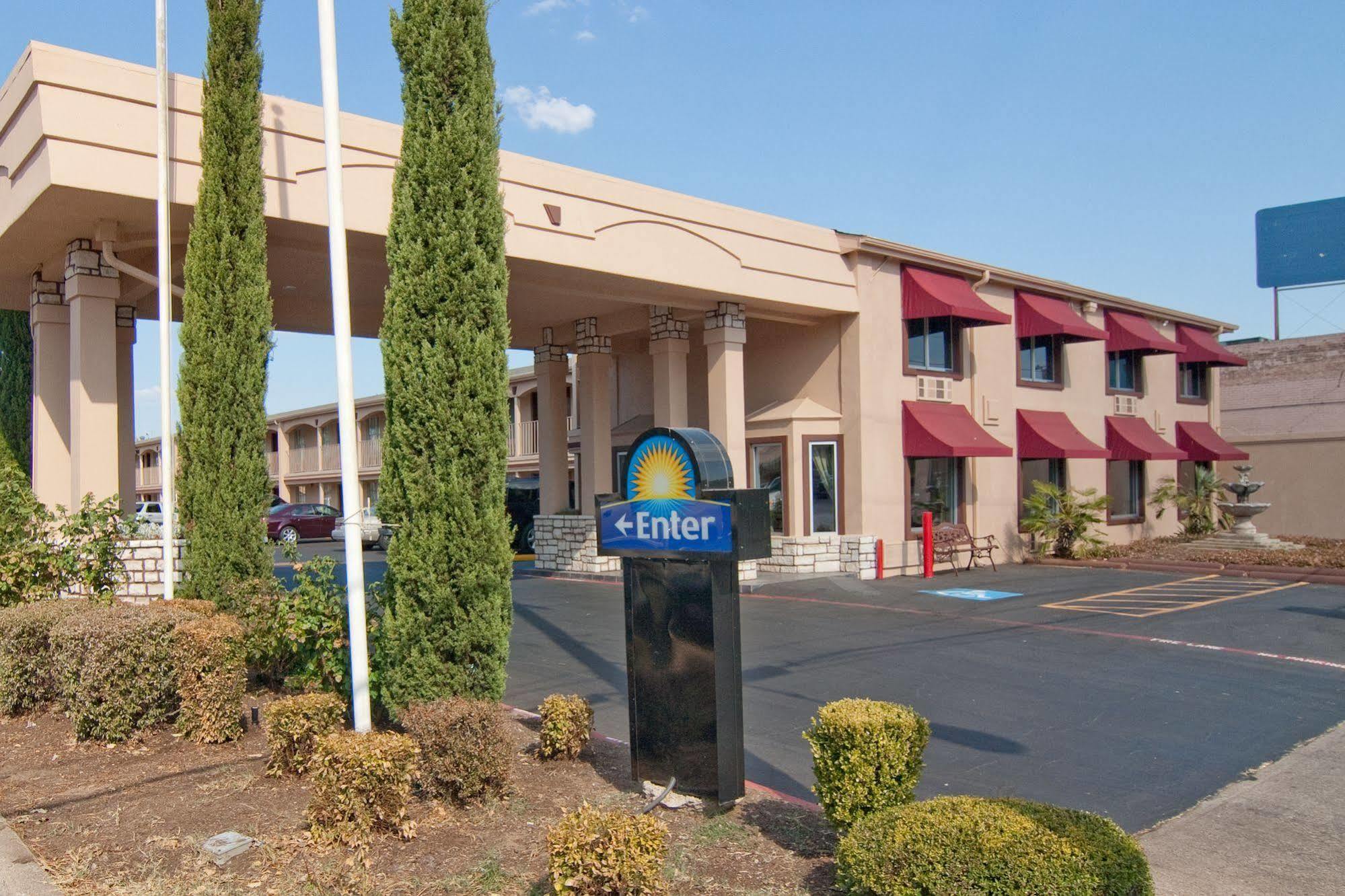 Days Inn By Wyndham Market Center Dallas Love Field Exterior photo